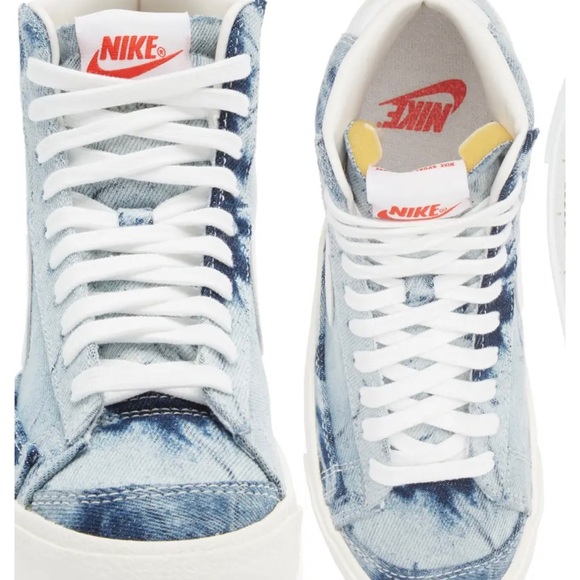 Nike Womens 9.5 Sneakers. Perfect Condition - Picture 3 of 7